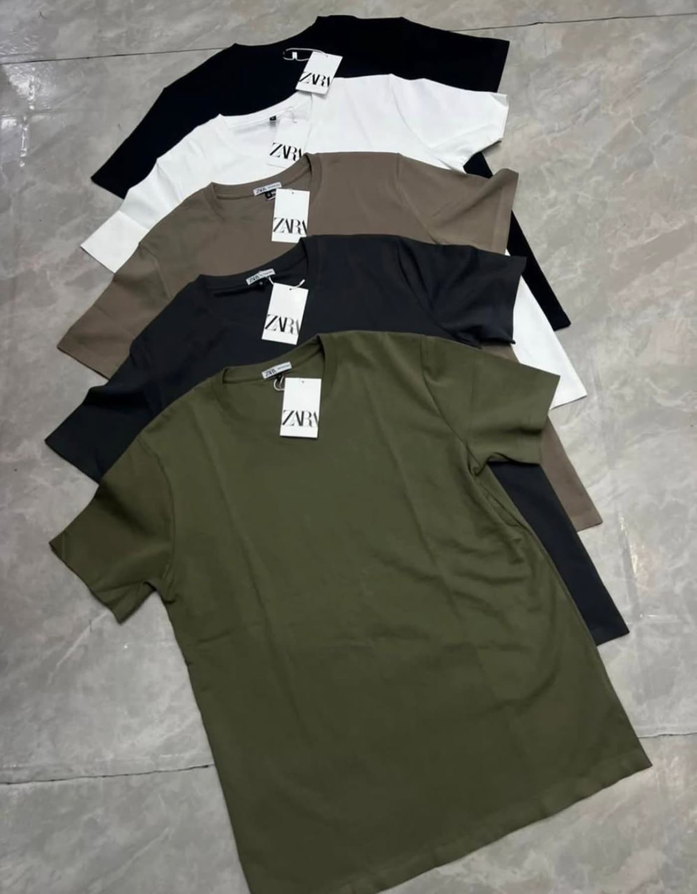 Linha de camisetas básicas em várias cores à venda na JN Multimarcas